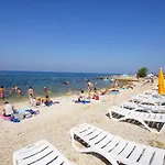 Dom wakacyjny In With Terrace, Air Conditioning, W-lan, Washing Machine 4928-11 Poreč