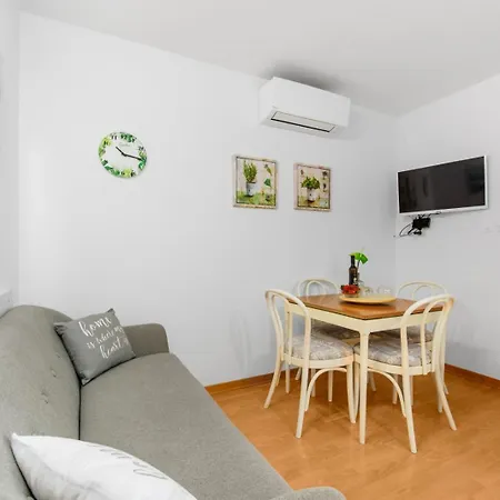 In With Terrace, Air Conditioning, W-lan, Washing Machine 4928-11 Holiday home Porec