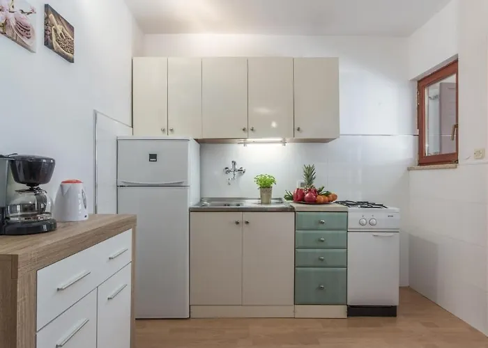 Casa vacanze In With Terrace, Air Conditioning, W-lan, Washing Machine 4928-11 Porec